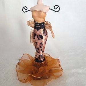 Jewelry stand/holder. Porcelain manican with detailed leopard dress. Two prongs.